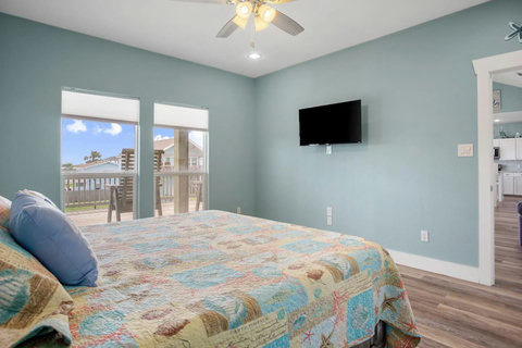 King bedroom with a TV