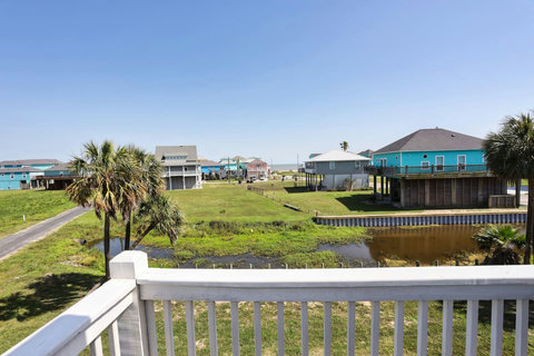 Deck view over the neighborhood