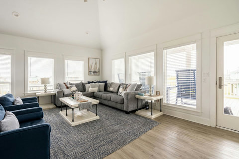 Living room with lots of windows