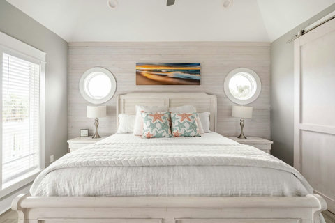 King bed with coastal pillows