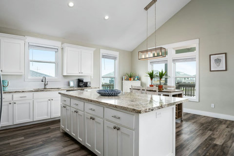 Granite island and plenty of cabinets