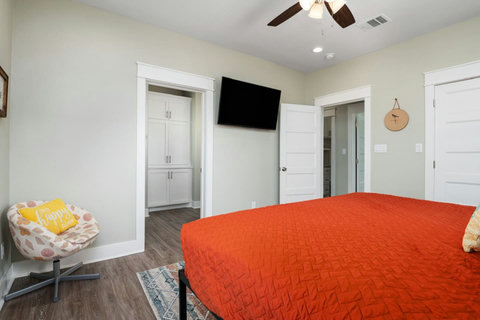 King bedroom with its own bath