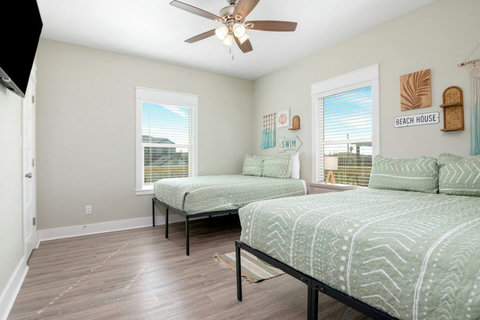 Bedroom with a TV and ceiling fan