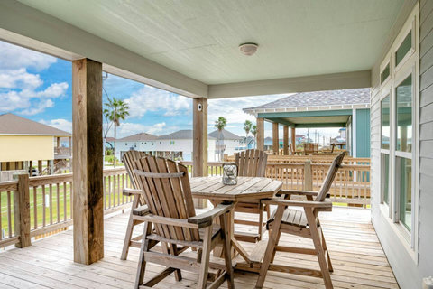 Deck dining in the shade