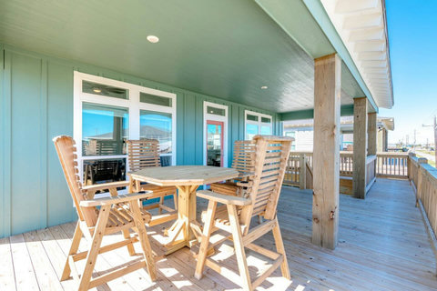 Outdoor dining on the deck