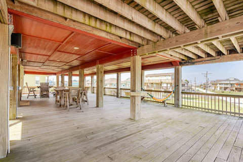 Big covered deck with room for everyone
