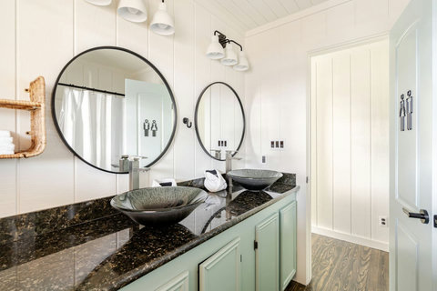Bath with two vessel sinks