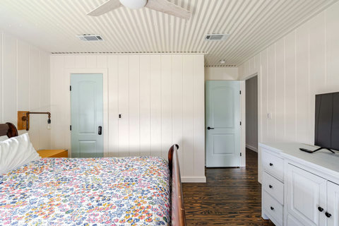 King bedroom with a closet