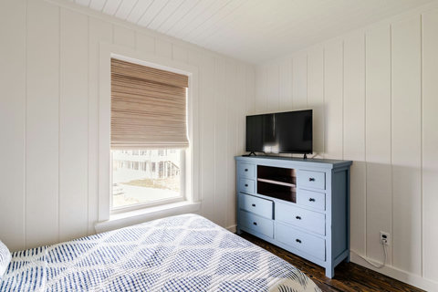 Bedroom with a TV and dresser