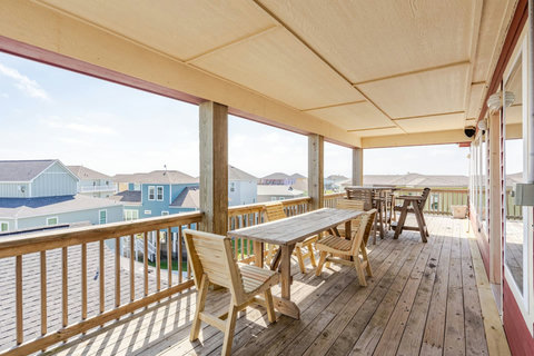 Covered deck with picnic tables