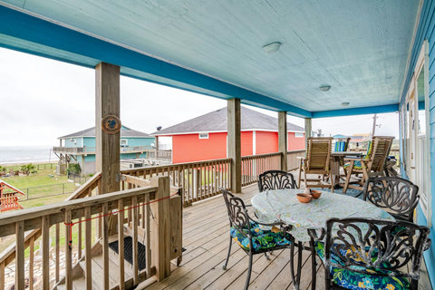 Outdoor dining on the deck with Gulf views