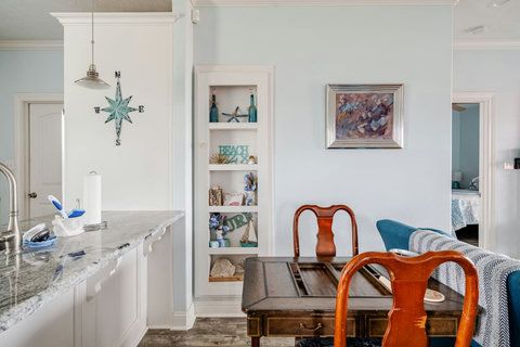 Built-in shelves and the kitchen island
