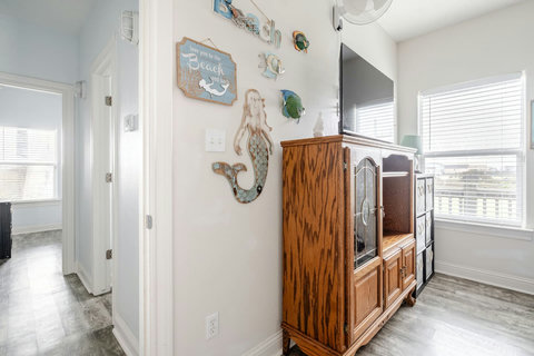 Hallway to the bedrooms
