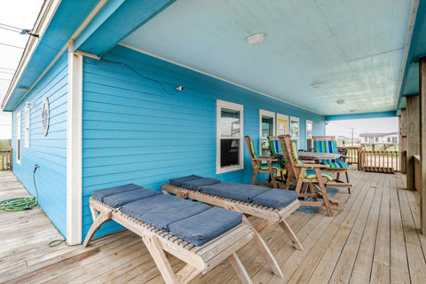Covered deck with loungers and a dining table
