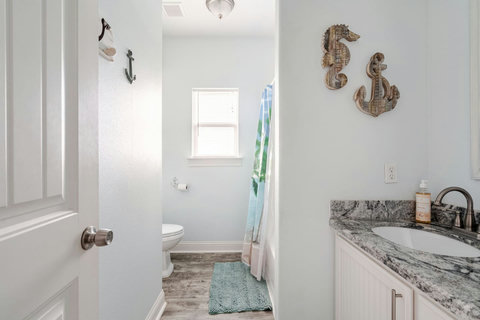 Hall bath, close to the bedrooms