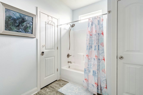 Tub and shower combo in the primary bath