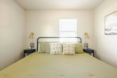 Bedroom with a green comforter