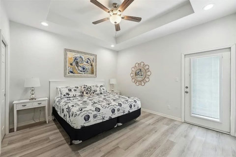King bedroom with a door to the deck