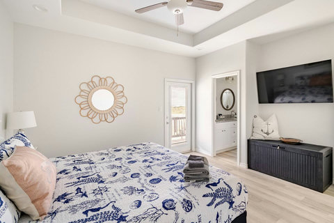 King bedroom with a deck door
