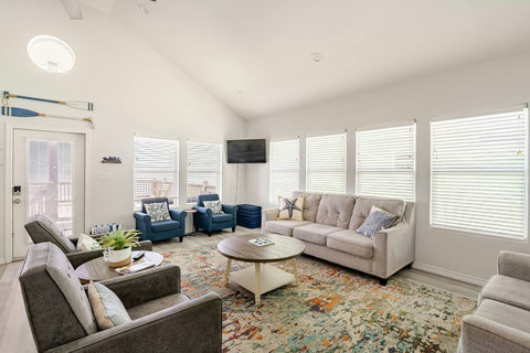 Bright living room with vaulted ceilings and plenty of seating