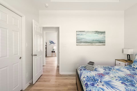 King bedroom with a closet