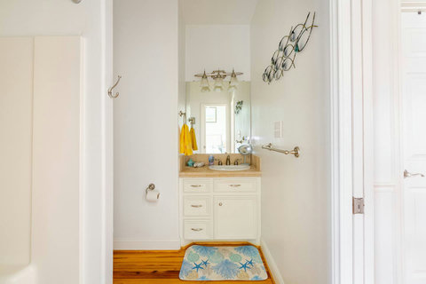 Bath vanity