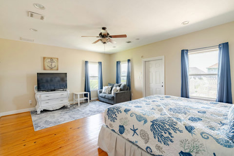 King bedroom with a sofa and TV