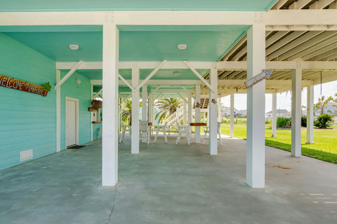 Big shaded patio under the house