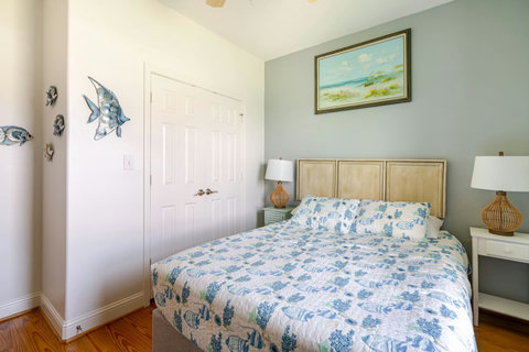 Queen bedroom with a double closet