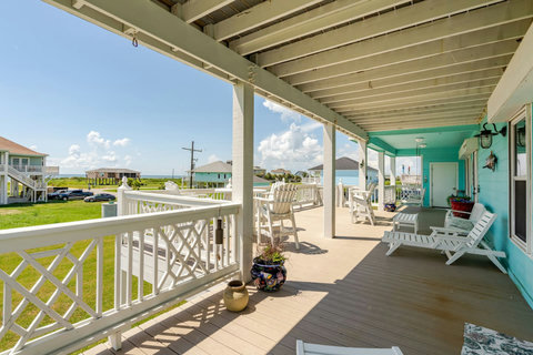 Wraparound deck with plenty of seating