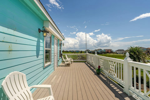 Upper deck with views over the neighborhood