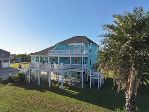 Wraparound decks and palm trees