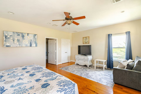 King bedroom sitting area