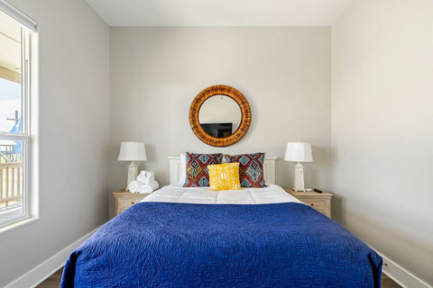 Queen bedroom with bright pillows
