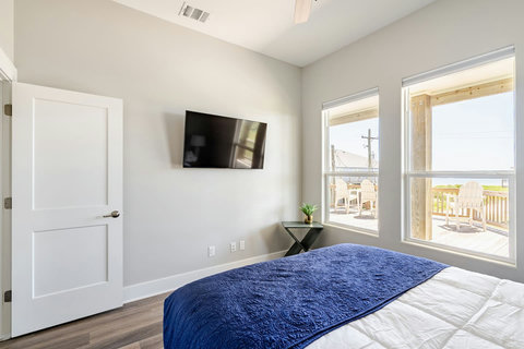 Queen bedroom with deck views