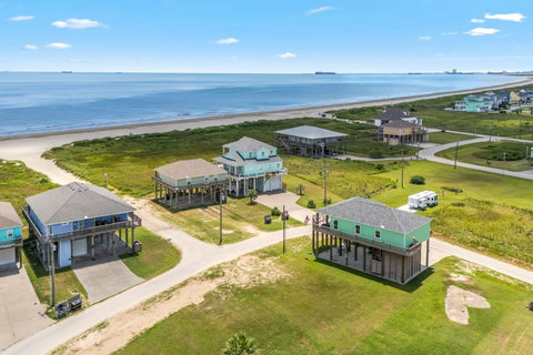 Aerial view of the beach and neighborhood
