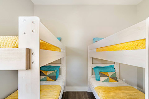 Bunk room with two twin-over-twin bunks