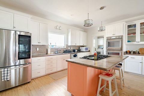 Double wall ovens, gas cooktop and a smart fridge