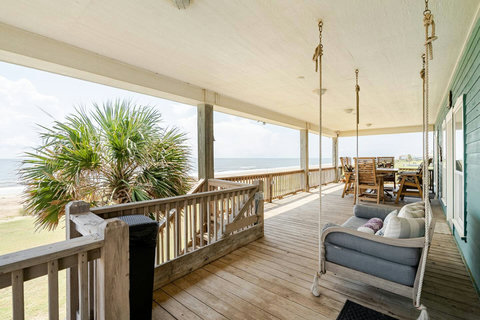 Deck swing and dining table facing the Gulf