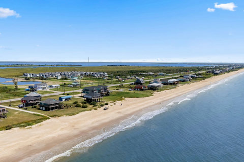 Bay and beach on both sides of the peninsula