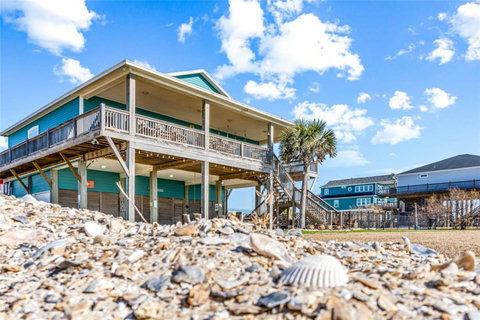 Raised beach house just off the sand