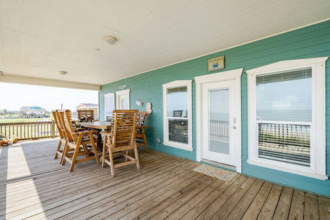 Outdoor dining on the covered deck