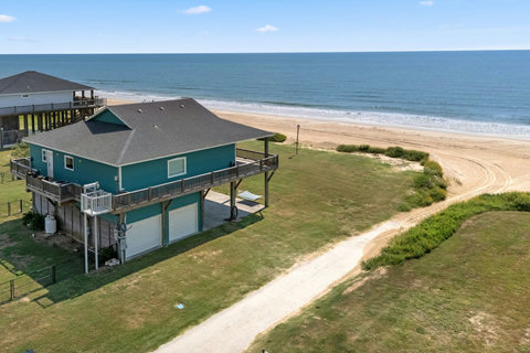 Aerial view: the house sits right at the beach path
