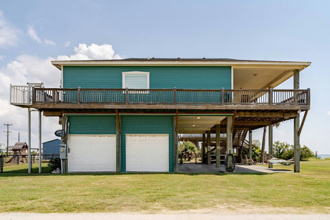 Drive-up parking beside the house