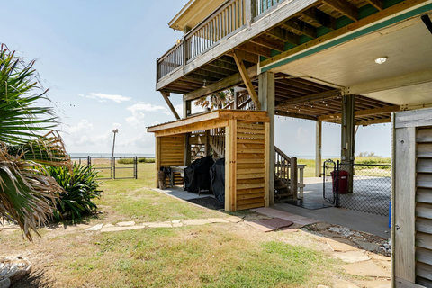 Outdoor shower and grill area by the stairs