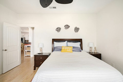 Second bedroom with a queen bed