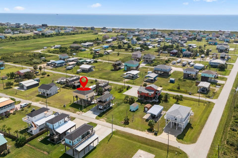 Aerial view: the beach is a few minutes away