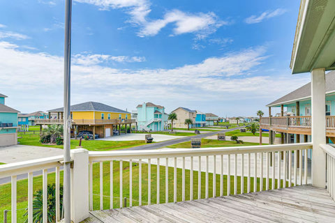 Deck view over the neighborhood