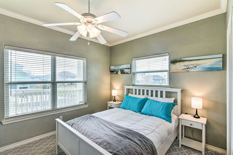 Queen bed with bright teal pillows
