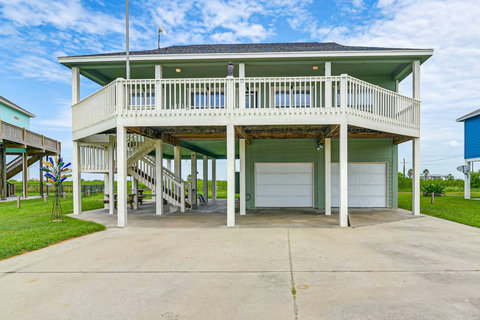 Front drive with plenty of parking